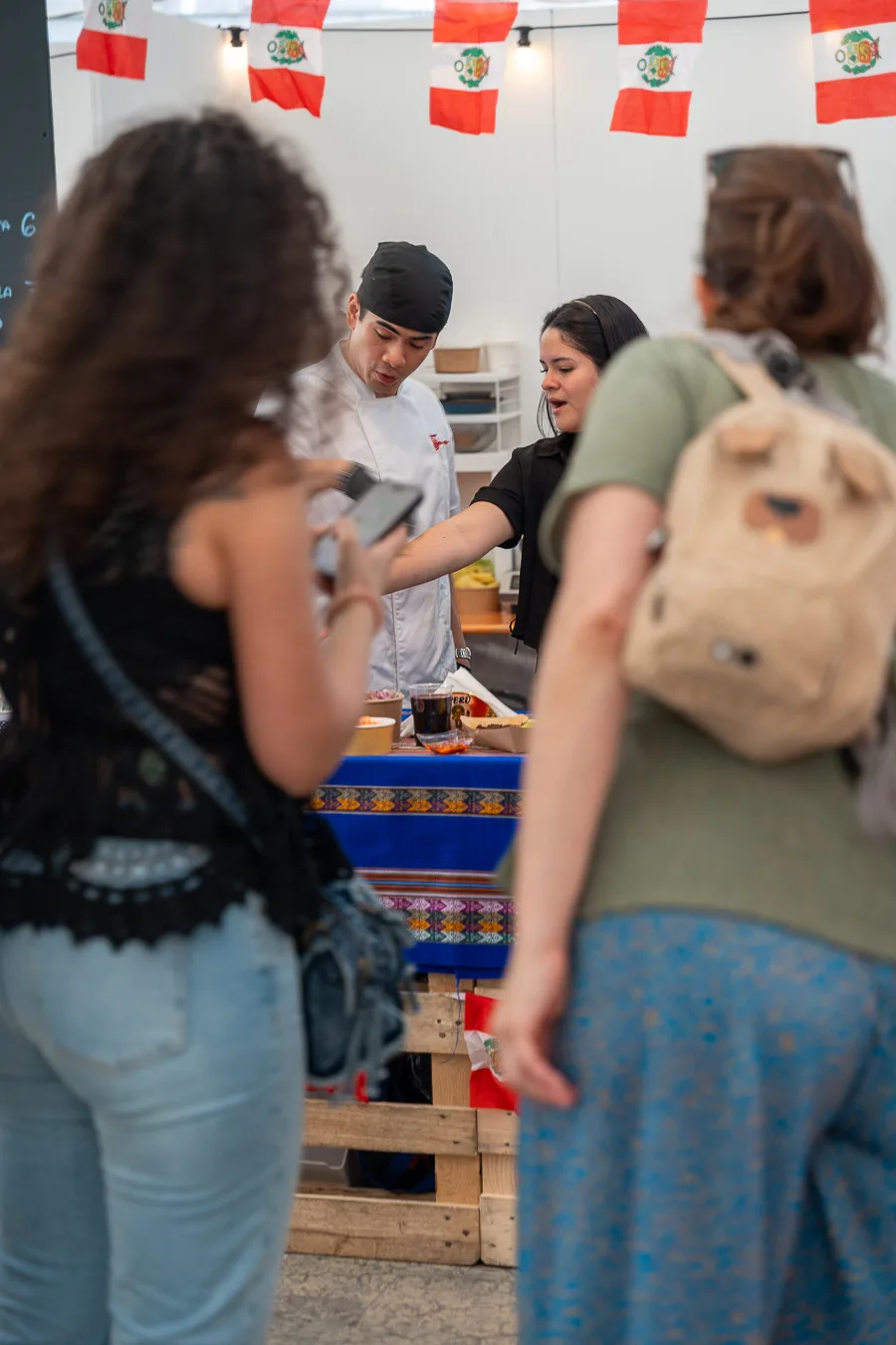 Brisas Peruanas — Visitatrici sorridenti al festival