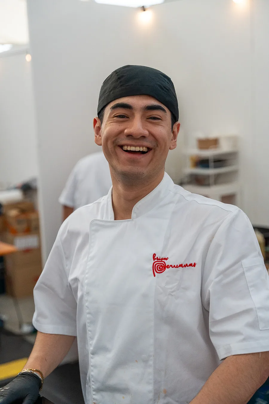 Brisas Peruanas — Membro dello staff con t-shirt brandizzata