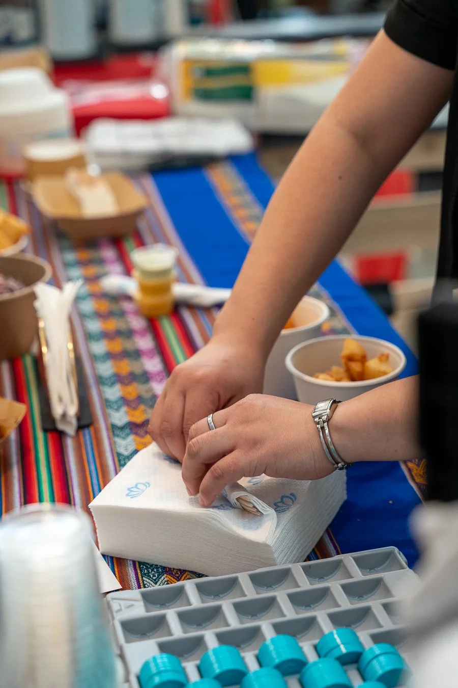Brisas Peruanas — Preparazione del cibo allo stand
