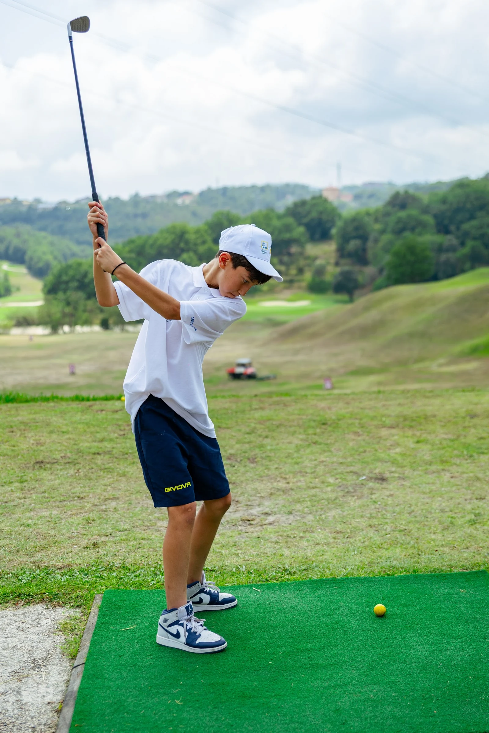 Federgolf Liguria — un giovane atleta al tee