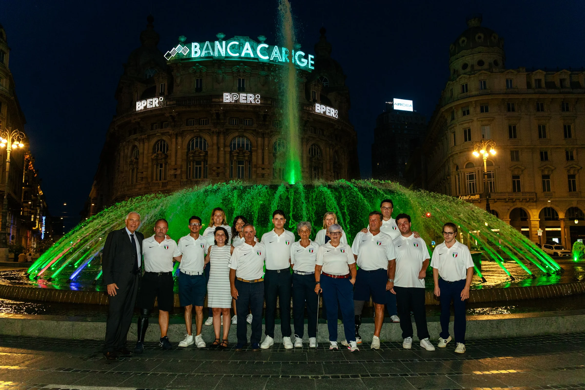 Federgolf Liguria — la squadra davanti alla fontana di De Ferrari illuminata