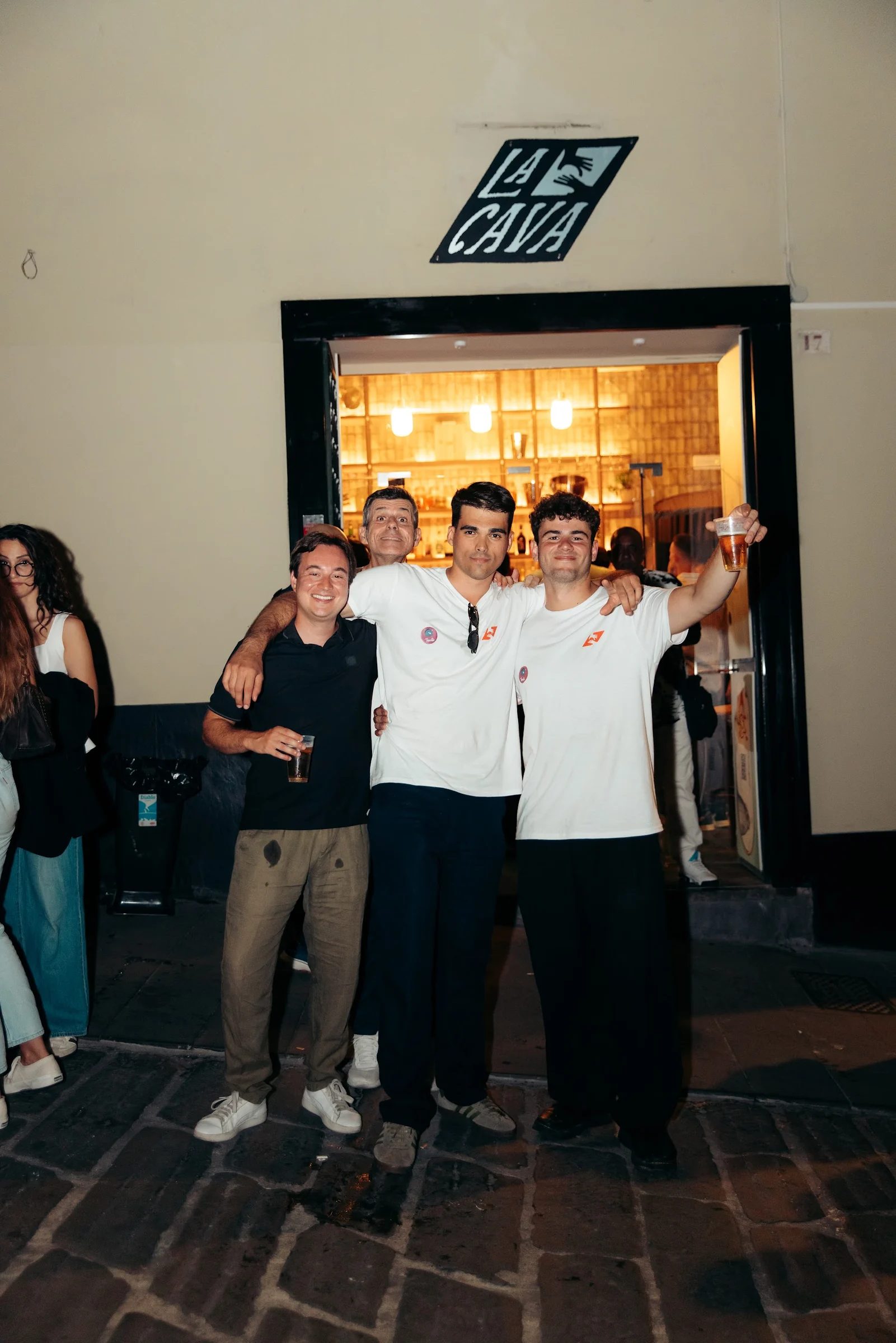 La Cava — l&rsquo;ingresso del locale la sera dell&rsquo;opening party