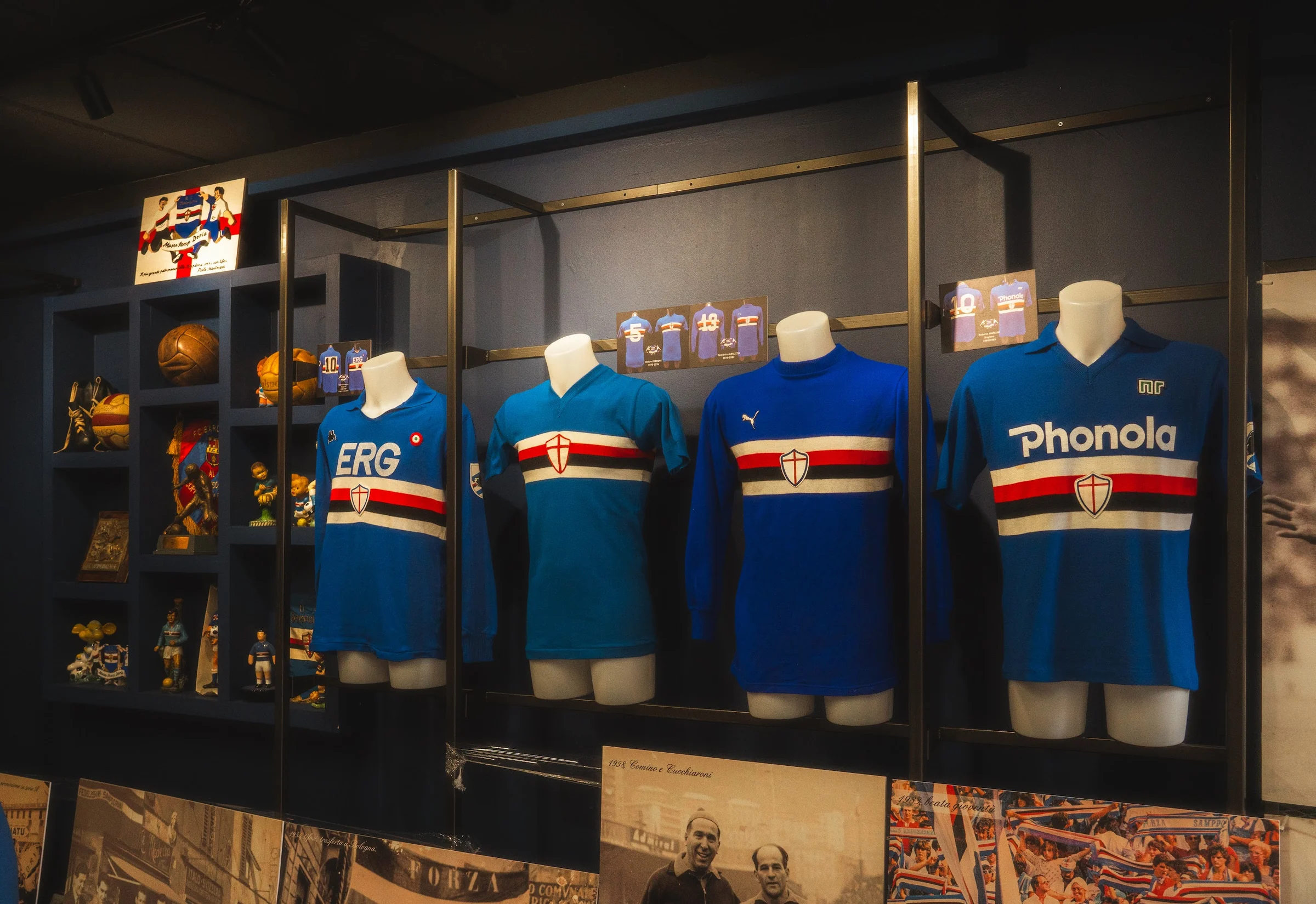Museo Samp Doria — la vetrina con le maglie storiche e le foto d’epoca