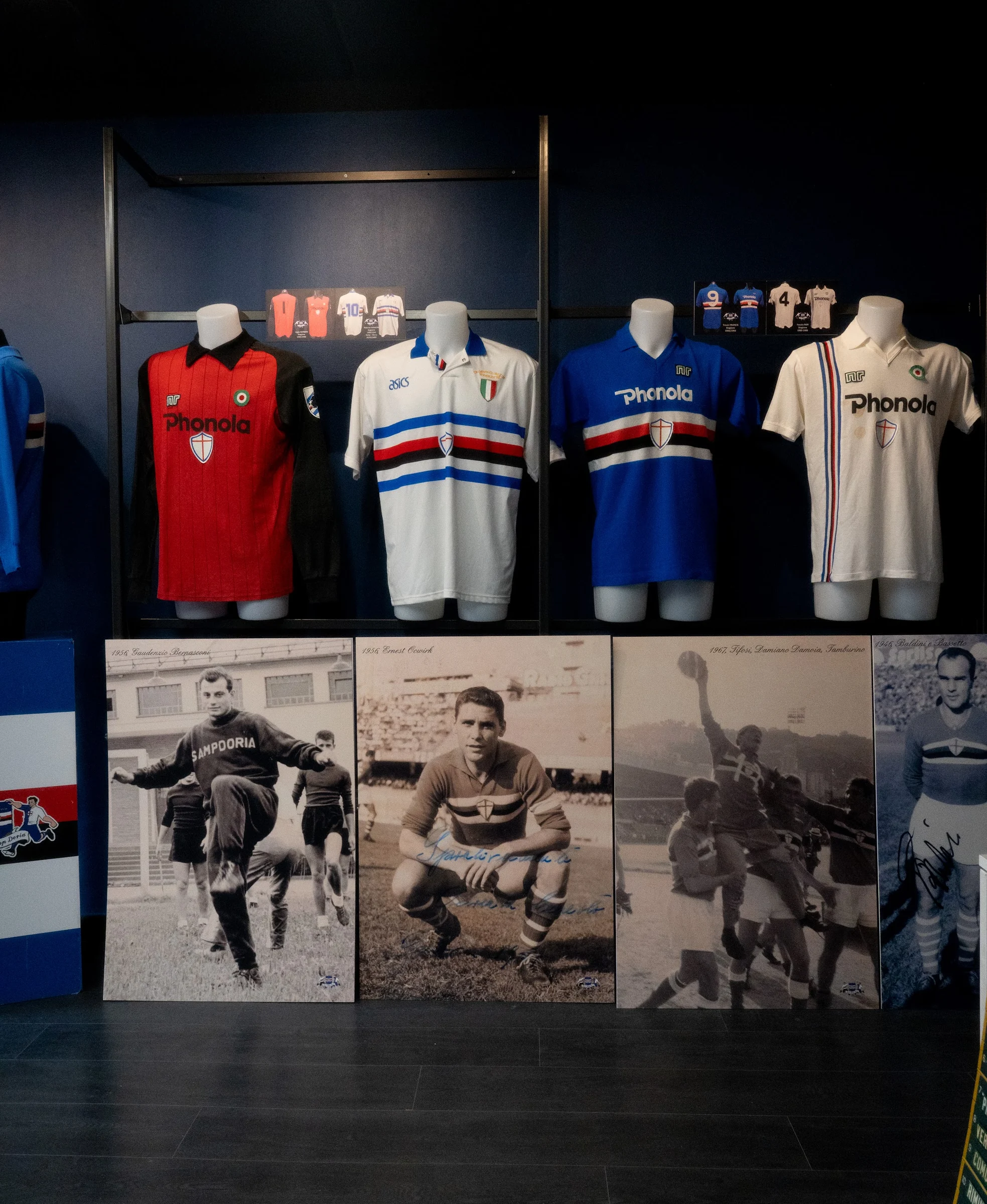Museo Samp Doria — la parete delle maglie con le foto in bianco e nero