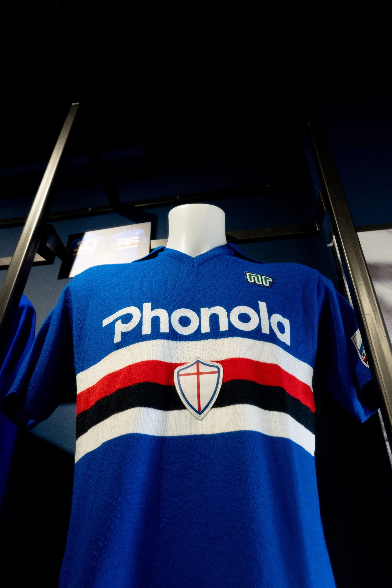 Museo Samp Doria — la maglia Phonola in primo piano
