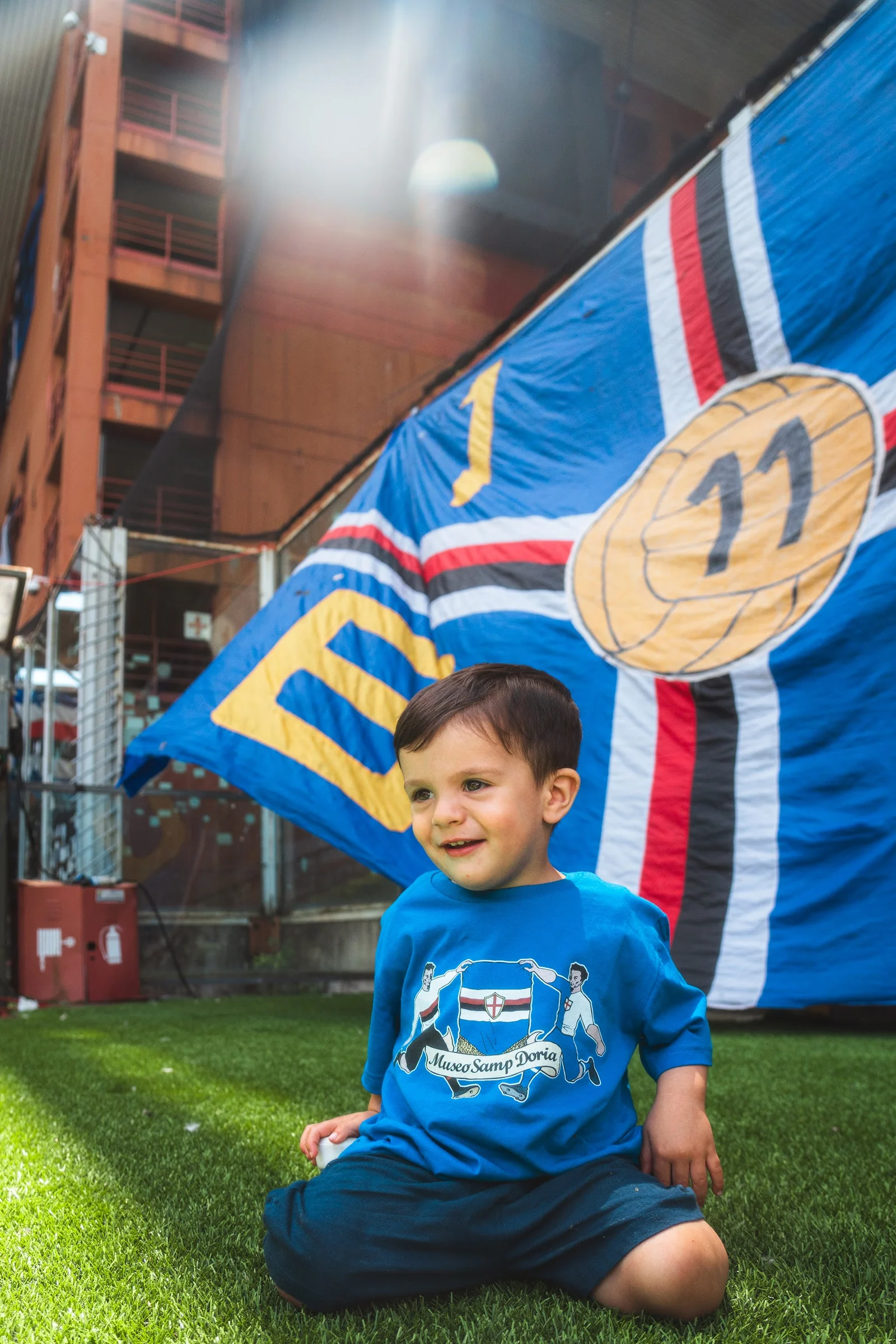 Museo Samp Doria — un piccolo tifoso con la bandiera davanti allo stadio