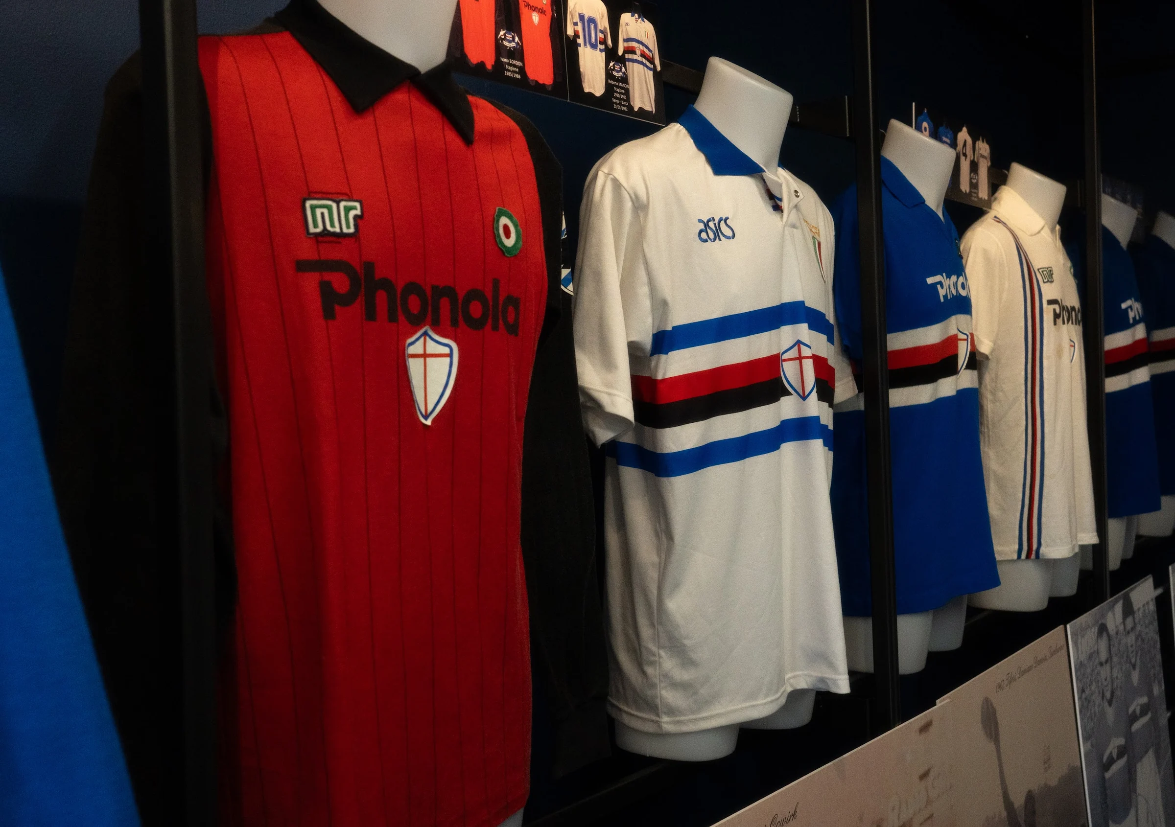 Museo Samp Doria — le maglie rossa, bianca e blucerchiata