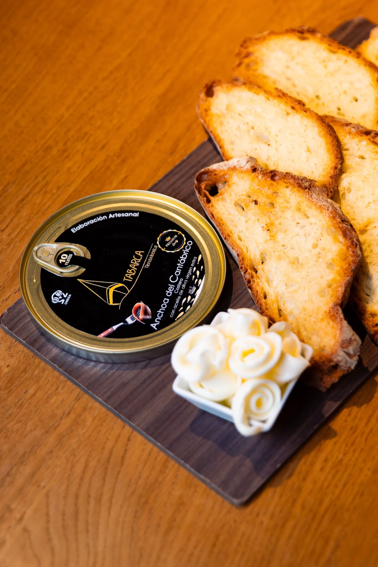 Tabarca Iberica — acciughe del Cantabrico, pane tostato e burro