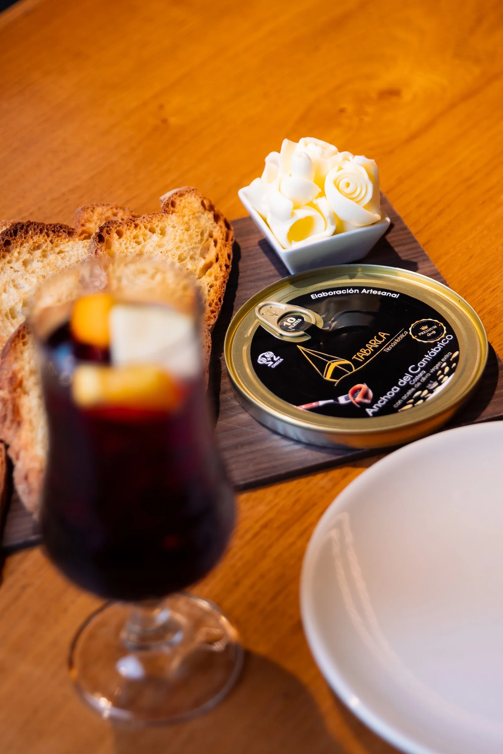 Tabarca Iberica — sangria e conserve sul tavolo