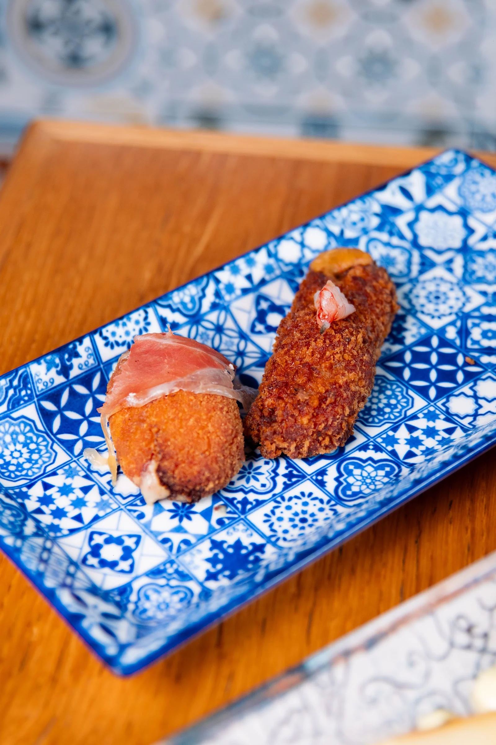 Tabarca Iberica — croqueta con jamón sul piatto azzurro