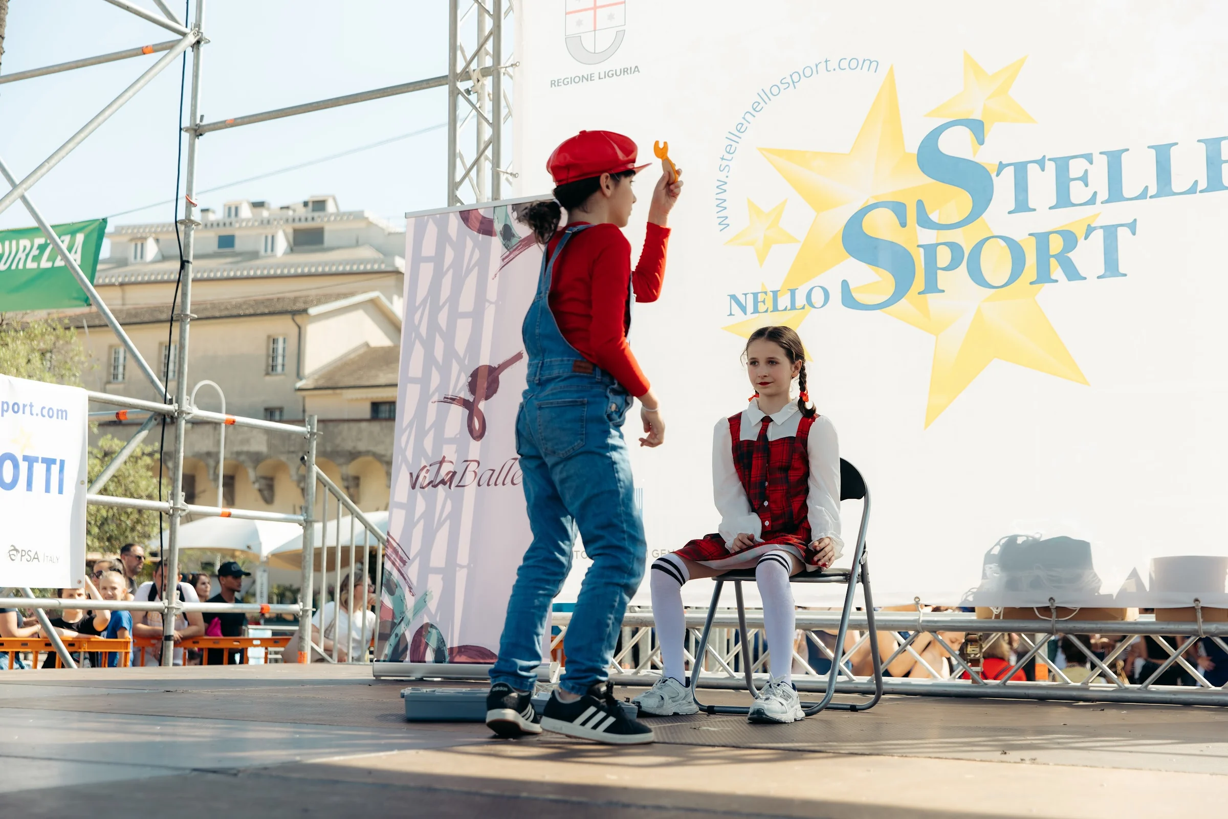 Vita Centro Polisportivo — esibizione in rosso sul palco